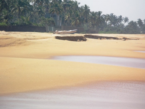 Beautiful Oceanfront Villa in Uswetakeiyawa 